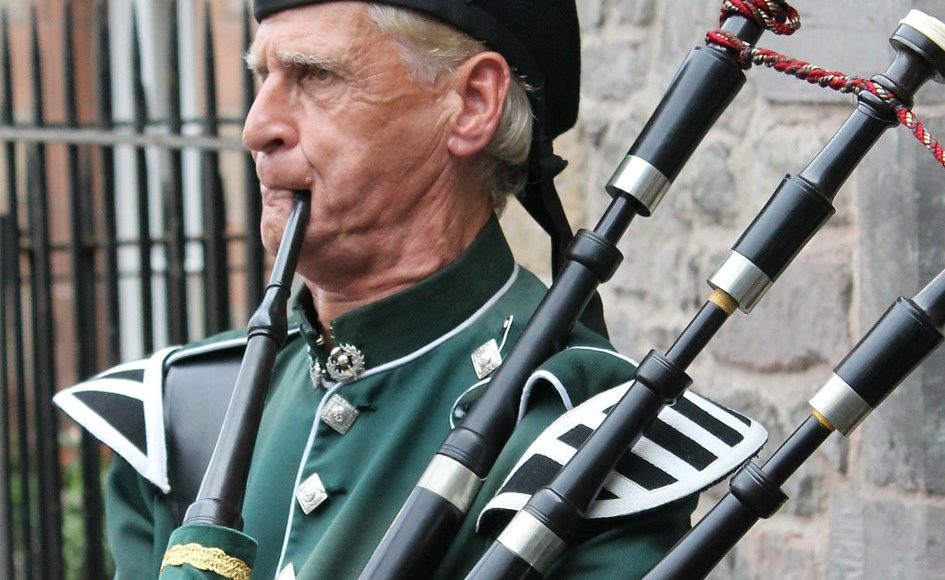 bagpipes-215549_1920-v